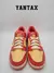 Zapatillas Nike Dunk Low en colores crema y rosa, vista frontal.