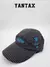 Gorra OFF-WHITE x Nike de los años 90, con diseño de cuadros en negro y detalles en azul.