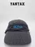 Gorra OFF-WHITE x Nike de los años 90, con diseño en cuadros y detalles en azul.