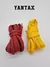 Dos pares de cordones de zapatillas, uno rojo y otro amarillo, sobre fondo blanco.