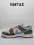 Zapatillas Nike SB Dunk Low Crenshaw Skate Club, con diseño en tonos marrones y azul, vista lateral derecha.