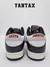 Vista trasera de las zapatillas Nike SB Dunk Low HUF San Francisco, con detalles en blanco y negro y las palabras "KEITH" y "FOREVER".
