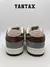 Parte trasera de las zapatillas Nike SB Dunk Low Yuto Horigome en tonos marrón, gris y beige con logo Nike bordado en el talón