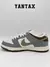Zapatilla Nike SB Dunk Low Yuto Horigome en tonos gris, blanco y marrón vista lateral derecha