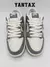 Zapatillas Nike SB Dunk Low Yuto Horigome en color blanco y gris, con detalles en la parte superior y cordones blancos.