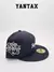 Gorra New Era 59Fifty con logo de Supreme en color azul marino, vista lateral.