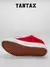 Zapatillas Vans Knu en rojo y negro, vista inferior con suela texturada.