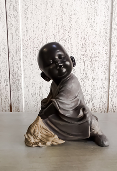 Figura Buda Niño escoba.