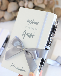 Kit Caderneta Média Branca com Caneta - Aviv Personalizados