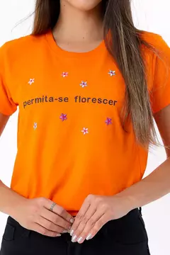 T-SHIRT PERMITA SE FLORESCER BORDADO - LARANJA - comprar online