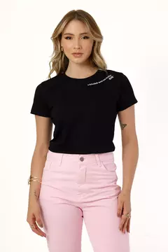 T-SHIRT A FELICIDADE MORA NOS DESTALHES ALTO RELEVO - COR PRETO