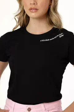 T-SHIRT A FELICIDADE MORA NOS DESTALHES ALTO RELEVO - COR PRETO - comprar online