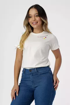 T-SHIRT AMOR QUE NAO SE MEDE GOLA DESIGN - COR OFF