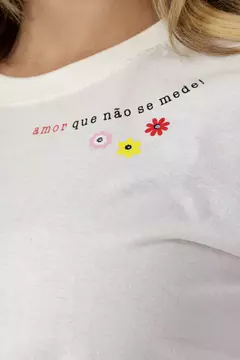 T-SHIRT AMOR QUE NAO SE MEDE GOLA DESIGN - COR OFF na internet