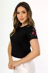 T-SHIRT BORDADO FLORES NA MANGA - PRETO