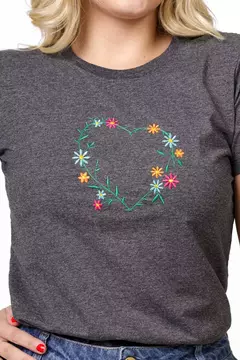 T-SHIRT CORACAO FLORES BORDADA - PRETO MESCLA - comprar online