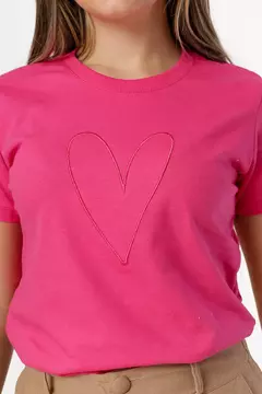 T-SHIRT CORACAO VAZADO BORDADO - COR ROSA PINK na internet