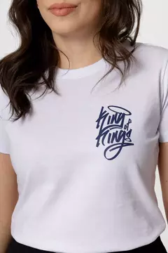 T-SHIRT KING OF KINGS ESTAMPA FRENTE E COSTAS - COR BRANCO - comprar online