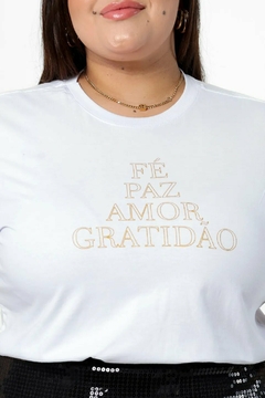 T-SHIRT PLUS SIZE FE PAZ AMOR GRATIDAO - BRANCO - comprar online