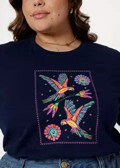 T-SHIRT PLUS SIZE QUADRO ARARAS - COR AZUL MARINHO - comprar online