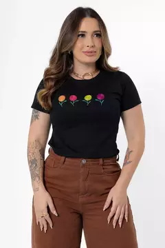 T-SHIRT QUATRO FLORES COLORIDAS BORDADO- PRETO