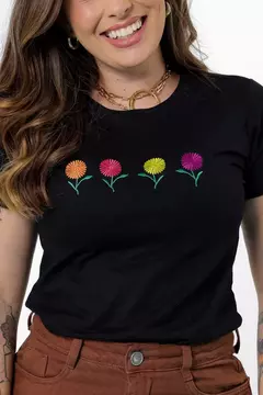 T-SHIRT QUATRO FLORES COLORIDAS BORDADO- PRETO - comprar online