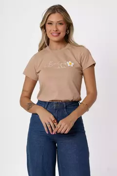 T-SHIRT SER GRATO MUDA TUDO FLOR APLICACAO BORDADO - COR BEGE