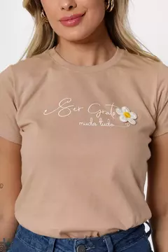 T-SHIRT SER GRATO MUDA TUDO FLOR APLICACAO BORDADO - COR BEGE - comprar online