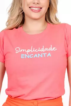 T-SHIRT SIMPLICIDADE ENCANTA ALTO RELEVO - GOIABA - comprar online