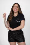 T-SHIRT SORRISO NO BOLSO - PRETO
