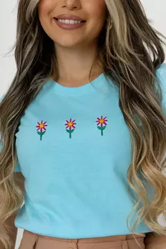 T-SHIRT TRES FLORZINHAS BORDADO - COR AZUL CAPRI na internet