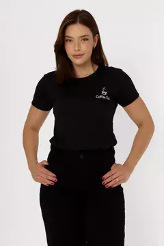 T-SHIRT XICARA COFFEE CLUB NO BOLSO - COR PRETO