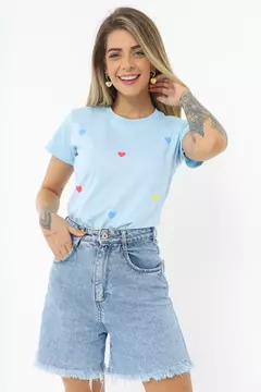 T-SHIRT VARIOS CORACOEZINHOS COLORIDOS - AZUL BEBE