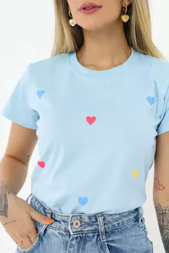T-SHIRT VARIOS CORACOEZINHOS COLORIDOS - AZUL BEBE - comprar online