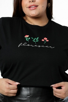 T-SHIRT PLUS SIZE FLORES FLORESCER - PRETO - comprar online