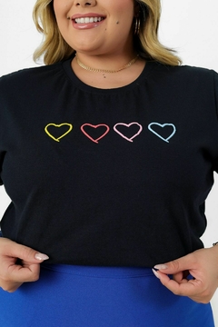 T-SHIRT PLUS SIZE CORACOES CORES ALTO RELEVO - PRETO