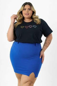 T-SHIRT PLUS SIZE CORACOES CORES ALTO RELEVO - PRETO - comprar online