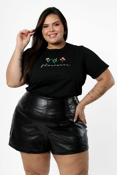 T-SHIRT PLUS SIZE FLORES FLORESCER - PRETO