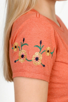 T-SHIRT BORDADO FLORES NA MANGA CORES - TERRA MESCLA - comprar online