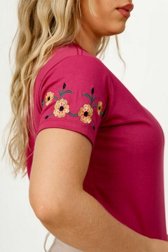 T-SHIRT BORDADO FLORES NA MANGA CORES - FUCSIA - comprar online