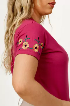 T-SHIRT BORDADO FLORES NA MANGA CORES - FUCSIA - comprar online