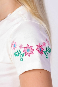 T-SHIRT BORDADO FLORES NA MANGA - OFF - comprar online