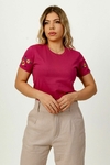 T-SHIRT BORDADO FLORES NA MANGA CORES - FUCSIA