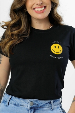 T-SHIRT SORRIA JESUS TE AMA BOLSO - PRETO - comprar online