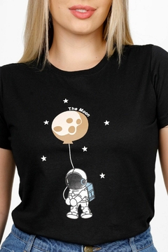 T-SHIRT THE MOON ASTRONAUTA - PRETO - comprar online