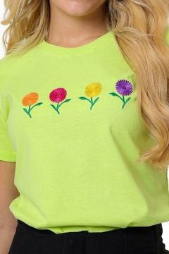 T-SHIRT QUATRO FLORES COLORIDAS - VERDE CLARO - comprar online