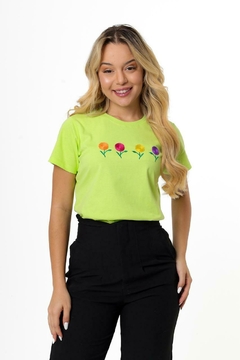 T-SHIRT QUATRO FLORES COLORIDAS - VERDE CLARO