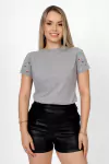 T-SHIRT BORDADO NA MANGA VARIOS CORACOEZINHOS COLORIDOS - CINZA MESCLA