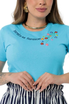 T-SHIRT PERMITA SE FLORESCER BORDADO - AZUL CELESTE - comprar online