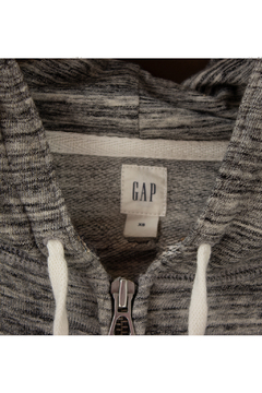 HODDIE GAP, TALLE XS. GRIS CON LOGO en internet